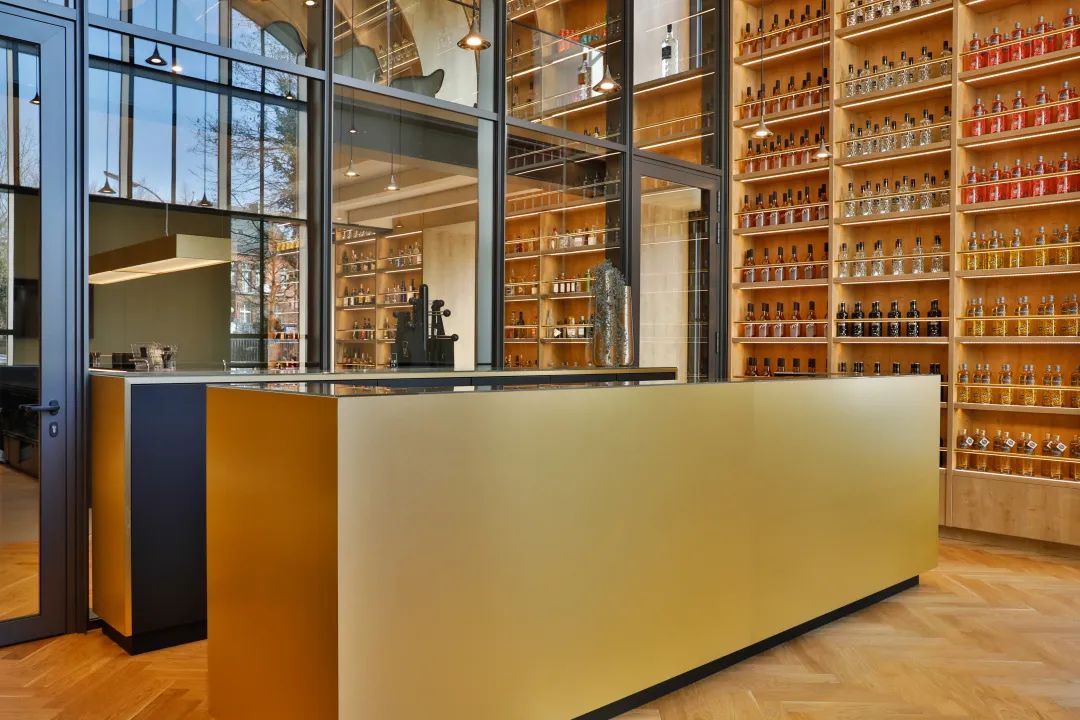 視覺與味蕾的共舞 | 復(fù)古金屬風(fēng)點(diǎn)亮都市品「味」空間